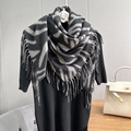 Klassischer Schal mit Zebra-Print in Dunkel- und Hellgrau und handgemachten Fransen - 100x100cm / Dunkelgrau Und Cremeweiß Zebra