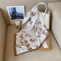 Elegante foulard in seta con stampa di foglie di ginkgo su una borsa bianca chic - 70cm / Stile Foglia di Ginkgo Caffè