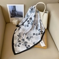 Elegante sciarpa di seta floreale con bordo nero su una borsa in pelle di lusso - 70cm / Stile Botanico Nero