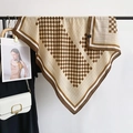 Elegante geometrische zijden sjaal met hartprint in bruine en beige tinten voor dames - Bruin