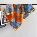 Vintage Seiden-Viereckschal mit Blumenmuster in Orange und Blau, elegant aufgehängt - Rot