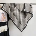 Elegante zwart-witte sjaal met geometrische hartjes en visgraatpatroon voor dames mode - Zwart