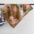 Vintage-Seidenschal mit Blumenmuster in Erdtönen und elegantem Faltenwurf für Damen - Braun