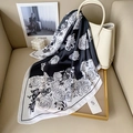 Elegante zijden sjaal met zwart-witte rozenprint op een luxe lederen handtas - Zwart