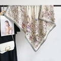 Eleganter quadratischer Seidenschal mit lila Blumenmuster am Kleiderbügel - Graugrüner Rand