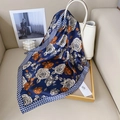 Marineblauer Seidenschal mit großem Rosendruck und kariertem Rand für Damen - 70x70cm / Blau