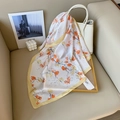 Elegante sciarpa in seta bianco sporco con motivi floreali arancioni su borsa di pelle - 70cm / Stile Floreale Astratto Arancione
