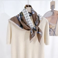 Elegante foulard di seta marrone e beige a spina di pesce con catena blu da donna - 68x68cm / Marrone