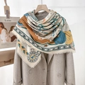 Écharpe élégante à imprimé bohème et pompons portée sur un manteau en laine gris classique - 130cmx130cm / Jaune