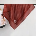 Élégant foulard en soie bordeaux à pois blancs avec imprimé floral de camélia - Foulard Carré Moyen / Style Rose Rouge Vin