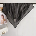 Carré de soie élégant à pois noirs et blancs avec un motif de fleur de camélia blanc - Foulard Carré Moyen / Style Camélia Bleu Foncé