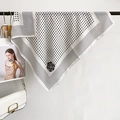 Élégant foulard carré en soie blanc à pois noirs avec grand imprimé fleur de camélia - Foulard Carré Moyen / Style Camélia Blanc