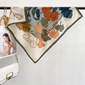 Elegante vierkante zijden sjaal met anjerbloemenprint en gestreepte randafwerking - Vierkant / Grijs
