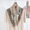 Elegante zijden sjaal met bloemen- en paisley-print in aardetinten en roze rand - Grijs