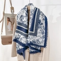 Pañuelo cuadrado grande con estampado floral vintage y borlas sobre abrigo beige - Azul (130CX86-1)