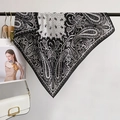 Eleganter Seidenschal mit Paisley-Muster in Schwarz und Weiß und glänzendem Satin-Finish - Viereckiges Tuch / Schwarz