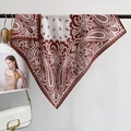 Eleganter burgunderroter Seidenschal mit Paisley-Muster und französischem Design - Viereckiges Tuch / Rot