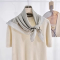 Elegante foulard in seta grigio chiaro a spina di pesce su un top in maglia color crema - 68x68cm / Grigio