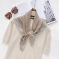 Sciarpa di seta beige e grigia con stampa a corda esposta su maglione a maglia - 68x68cm / Caffè Chiaro