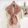 Écharpe élégante en soie à chevrons avec imprimé floral orange sur un pull beige - Rouge Orangé / 90*90cm