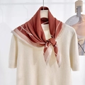 Foulard quadrato rosso mattone simil seta con motivo a catena per outfit eleganti - 68x68cm / Rosso