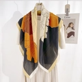 Élégant foulard en soie à imprimé fleuri jaune moutarde et marron sur un cintre - 90RZW23-1 / Orange & Jaune