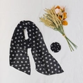 Eleganter schwarzer langer Schal mit weißen Punkten und passendem Stoffblumen-Accessoire - Schwarz Punktmuster Mit Rose