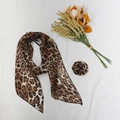 Schickes Seidenschal-Set mit Leopardenmuster und passendem Blumenaccessoire auf Stoff - Leopardenmuster Mit Rose