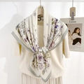 Elegante zijden sjaal met paarse bloemenprint en grijze rand voor de zomermode - Grijze Rand (90RZW29-2) / 90cmx90cm