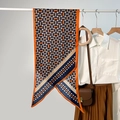 Elegante sjaal met zijdezacht gevoel en geometrische print in marineblauw en oranje - Blauw