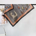 Detalle de pañuelo de seda con estampado ecuestre, cuadros y bordes naranjas - Amarillo