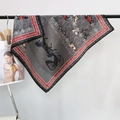 Detalle de un pañuelo de seda estilo británico con estampados vintage y cuadros - Rojo