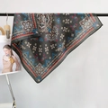 Carré de soie vintage pour femme avec imprimé paisley rouge et bleu, style ethnique - 68cmx68cm / Paisley Noir (68RZW146-2)