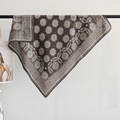 Klassisches kaffeebraunes Seidentuch mit geometrischem Muster und weißer Spitze für Damen - Braun