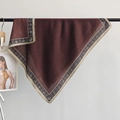Carré de soie vintage à pois avec bordures paisley en ton rouge-brun foncé élégant - Rouge (68RZW153) / 68x68cm