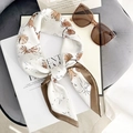 Seidiger Halstuch mit Blumenmuster in Creme und Braun, stilvoll mit Brille drapiert - Braun
