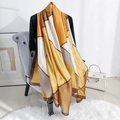 Elegante sciarpa in raso con motivo geometrico pied de poule giallo e bianco - Giallo