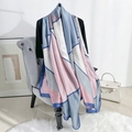 Elegante sciarpa in seta con motivo geometrico pied-de-poule nei toni rosa e blu - Blu