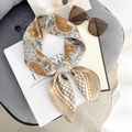 Élégant foulard en soie marron doré avec imprimé floral et motif paisley rétro - Bord Kaki