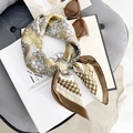 Élégant foulard en soie à imprimé fleuri et pied-de-poule dans les tons marron doré - Bord Marron