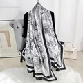 Eleganter schwarz-weißer Toile-de-Jouy Schal aus leichtem Satin für einen Vintage-Look - Schwarz