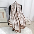 Eleganter Satin-Langschal mit Toile-de-Jouy-Print und braunem Rand in Weiß und Braun - Braun