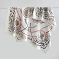 Pañuelo cuadrado de seda blanca con motivos florales vintage y escudos decorativos - 130cmx130cm / Blanco