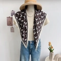 Pañuelo de seda clásico con estampado de caballos, fondo marrón y borde de cuadros en modelo - 87x130cm / Marrón