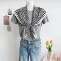 Elegante pañuelo de seda en blanco y negro con flores sobre cuello de maniquí - 87*130CM / Borde Blanco