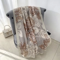 Bruine katoen-linnen sjaal met pied-de-poule en rozenpatronen op een fauteuil - Lichtgrijze Rand (LM413-2) / Eén maat