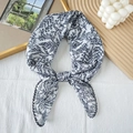Pañuelo de seda vintage con estampado floral azul y ribete de encaje negro fino - 62x62cm / Negro