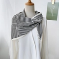 Chique zwart-wit gestreepte satijnen halsdoek met modern geometrisch patroon op pop - 87*130CM / Beige