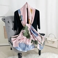 Sciarpa lunga in raso di seta rosa con stampa a fiori di loto su un maglione nero - Stile Rosa Stampa Loto (XSD398-2)
