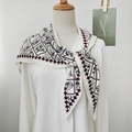 Elegante pañuelo de seda con estampado de caballo blanco y marrón y borde retro - 87x130cm / Blanco
